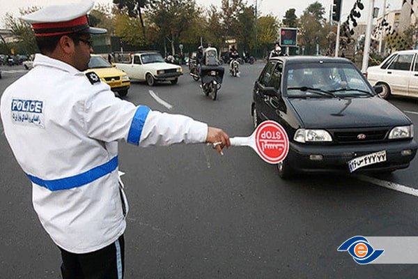 در صورت بی توجهی به دستور ایست افسر راهنمایی و رانندگی مشمول جریمه دوبرگی خواهید شد.